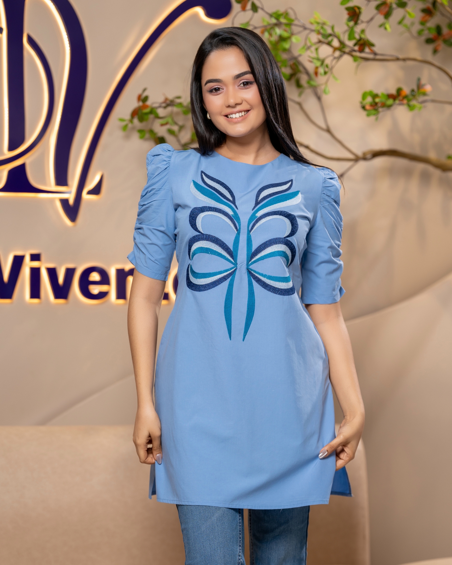 Embroidery Gathered Sleeve Kurta - Image 2